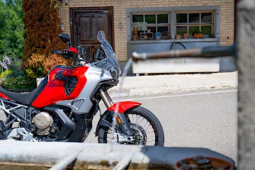 Au paradis de la moto avec une MV Agusta<